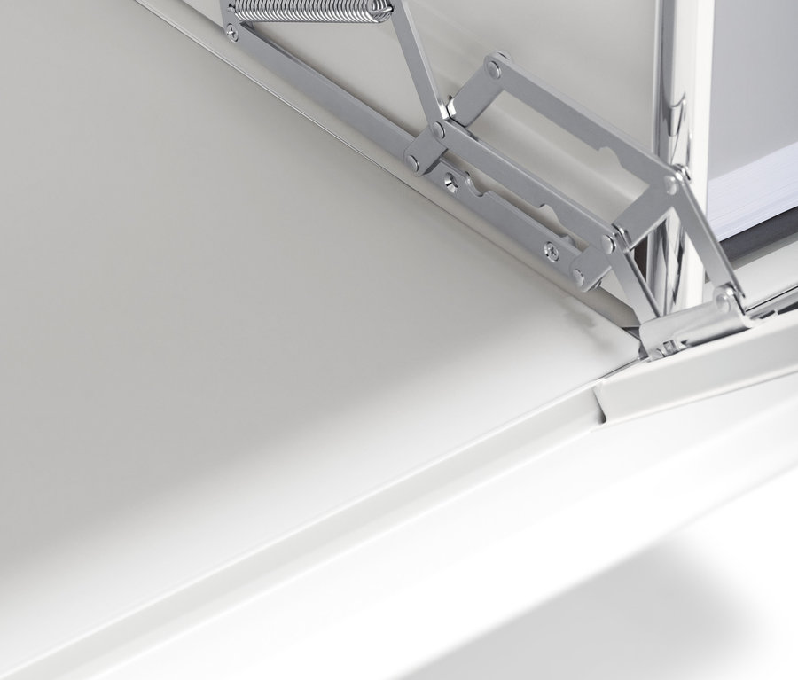 Közelkép egy fehér »CN3« 3 rekeszes fém szekrény részletéről.