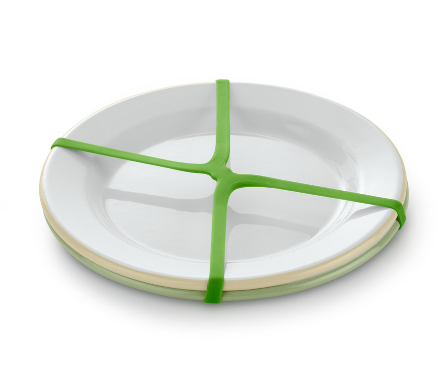 Két pikniktányér zöld tartóval összekötve.