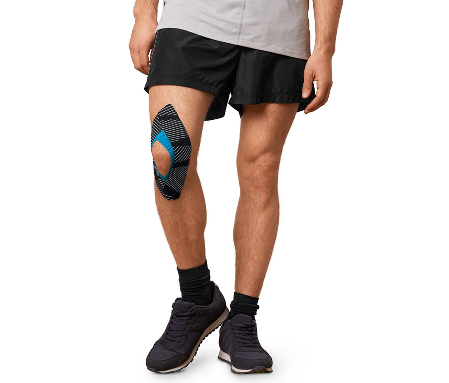 A férfi térdére 2 kineziológiai szalag van felragasztva.