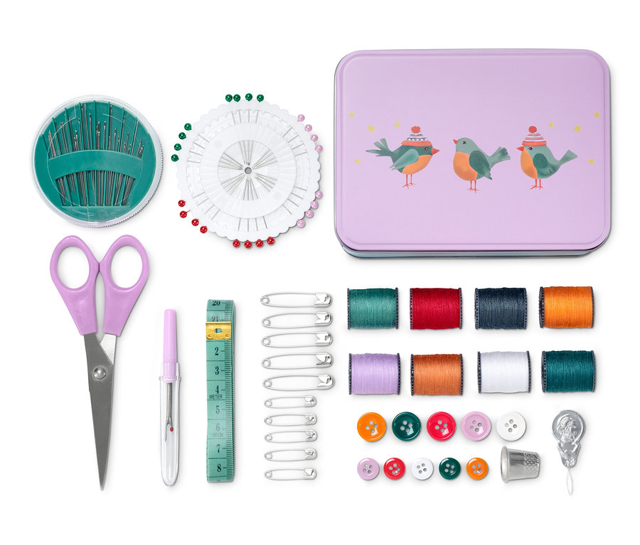 Varrókészlet, fém dobozban, madaras, ollóval, gombokkal, tűkkel és cérnákkal.