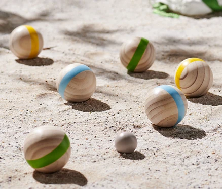 Petanque készlet a homokban.