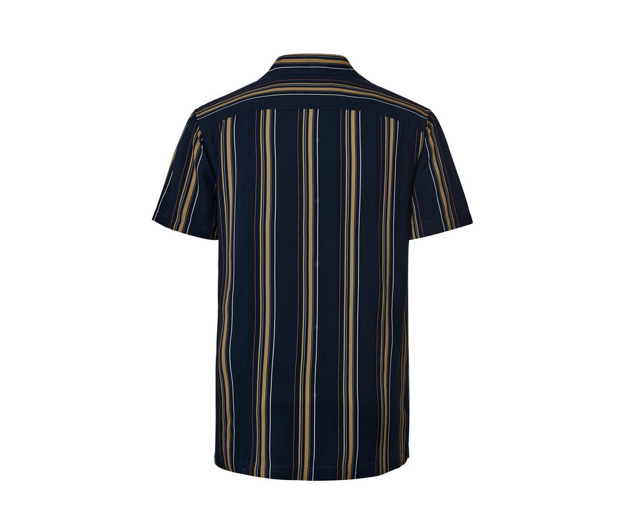 Hátulnézet egy rövid ujjú ingről kék, barna és fehér függőleges csíkokkal.