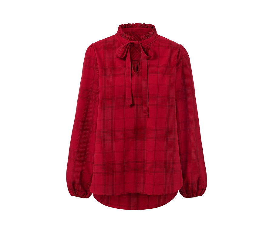 Egy piros kockás női blúz részlete.