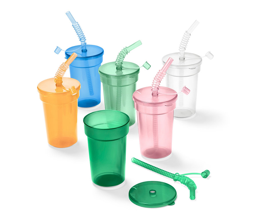 Narancs, kék, zöld, rózsaszín és átlátszó gyerekpohár készlet, némelyikhez fedő és szívószál tartozik.