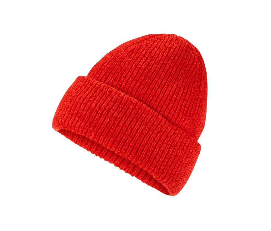 Narancssárga kötött sapka.