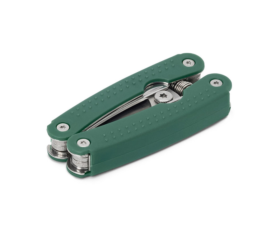 Egy zárt, zöld multifunkcionális kerti olló.