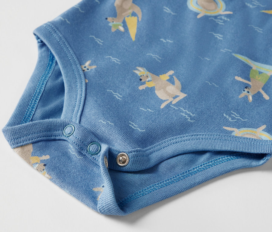 Kék, rövid ujjú body kenguru mintával, közelről.