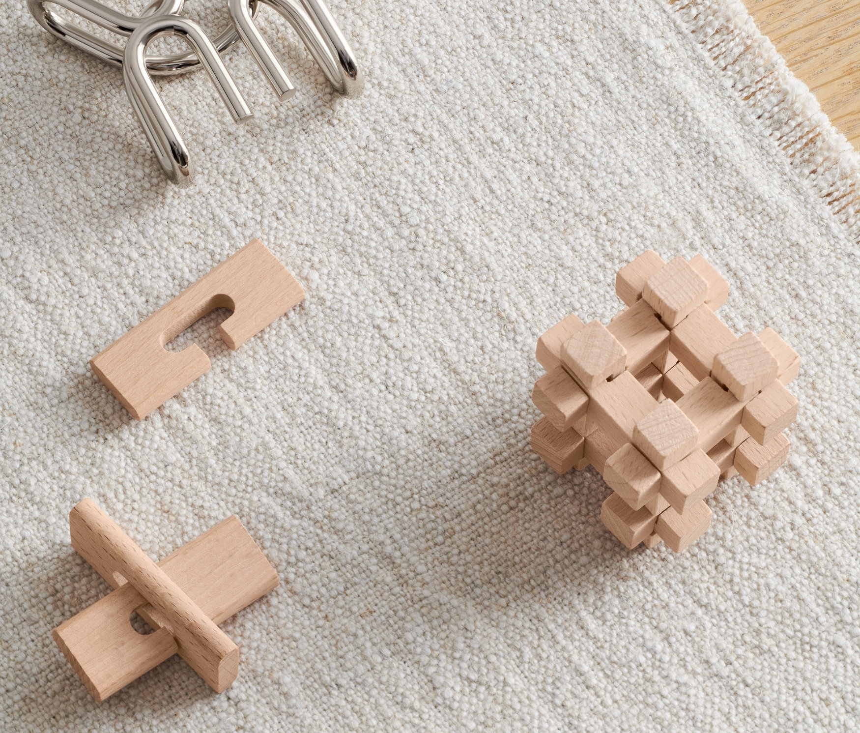 Három ördöglakat, fa és fém, egy bézs szőnyegen.