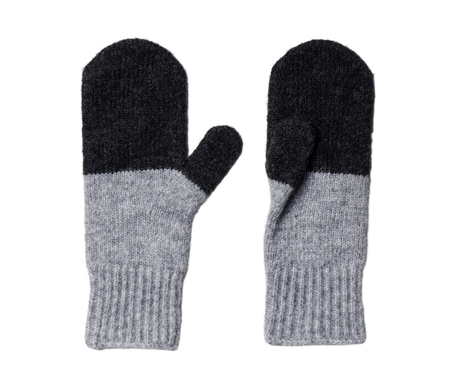 Két világosszürke, egyujjas kötött kesztyű.