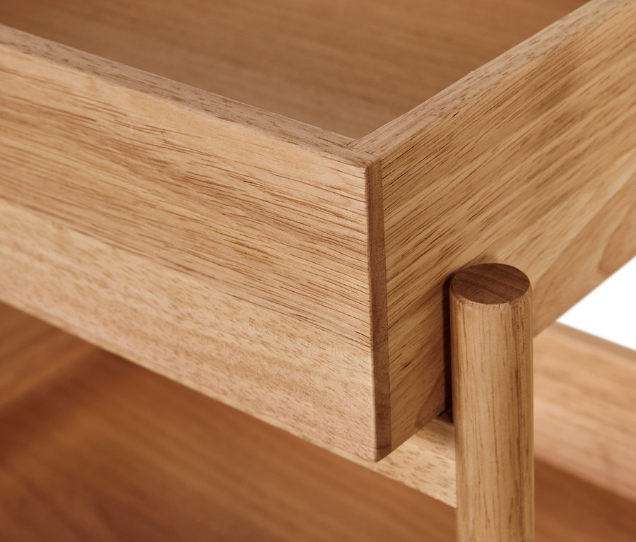 Egy állópolc sarkának részlete, 3 tálcával.