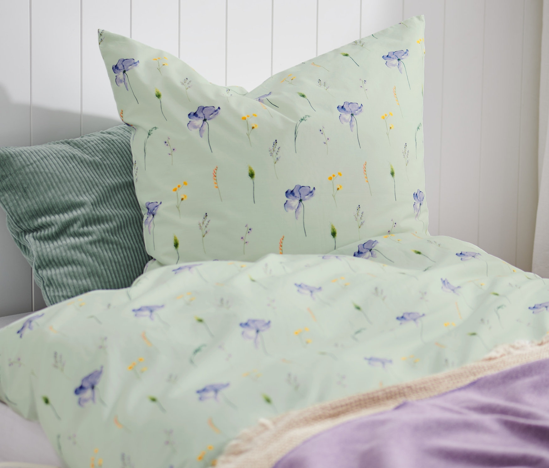 Ágy virágmintás prémium pamut ágyneművel, normál, dupla és extra méretben.