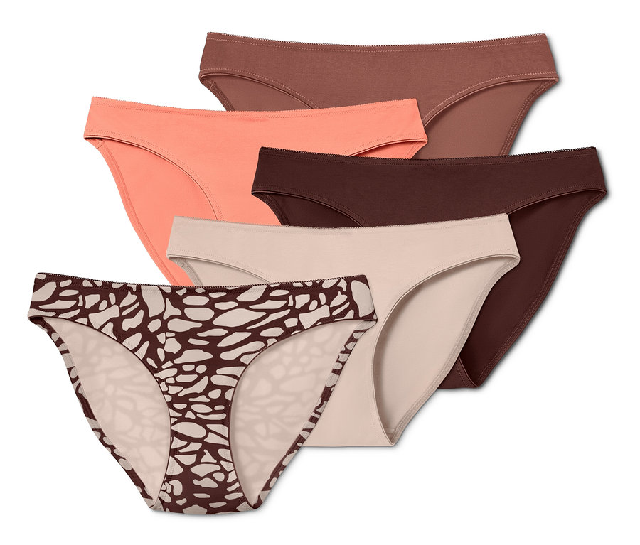 Öt különböző színű alsó.