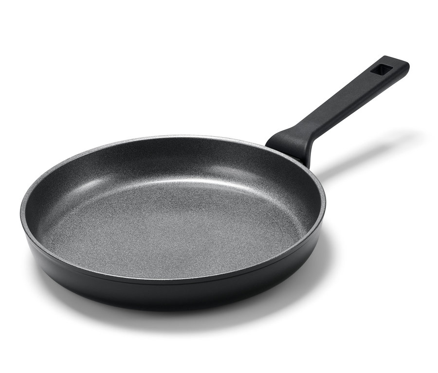 Egy kb. 28 cm átmérőjű profi alumínium serpenyő fekete fogantyúval fehér alapon.