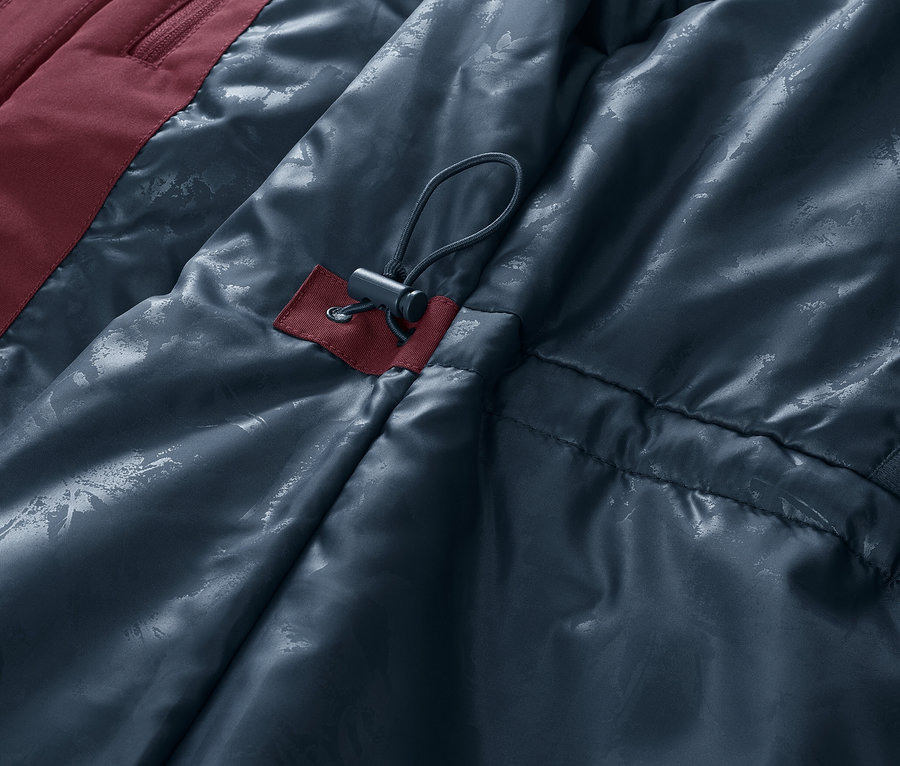 Egy női sí- és snowboardkabát részlete.