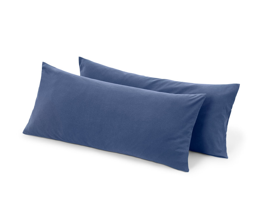 Két sötétkék mikroszálas párnahuzat egymáson.