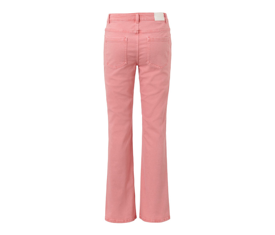 Korall színű, »Lou« szabású bootcut farmernadrág hátulnézetének részletfotója.