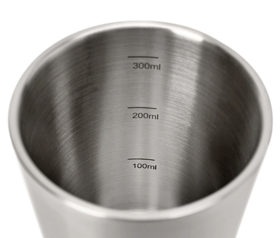 Közeli felvétel egy fém kempingpohár belsejéről, 100 ml-es, 200 ml-es és 300 ml-es jelölésekkel. 2 nemesacél kempingpohár, 300 ml.