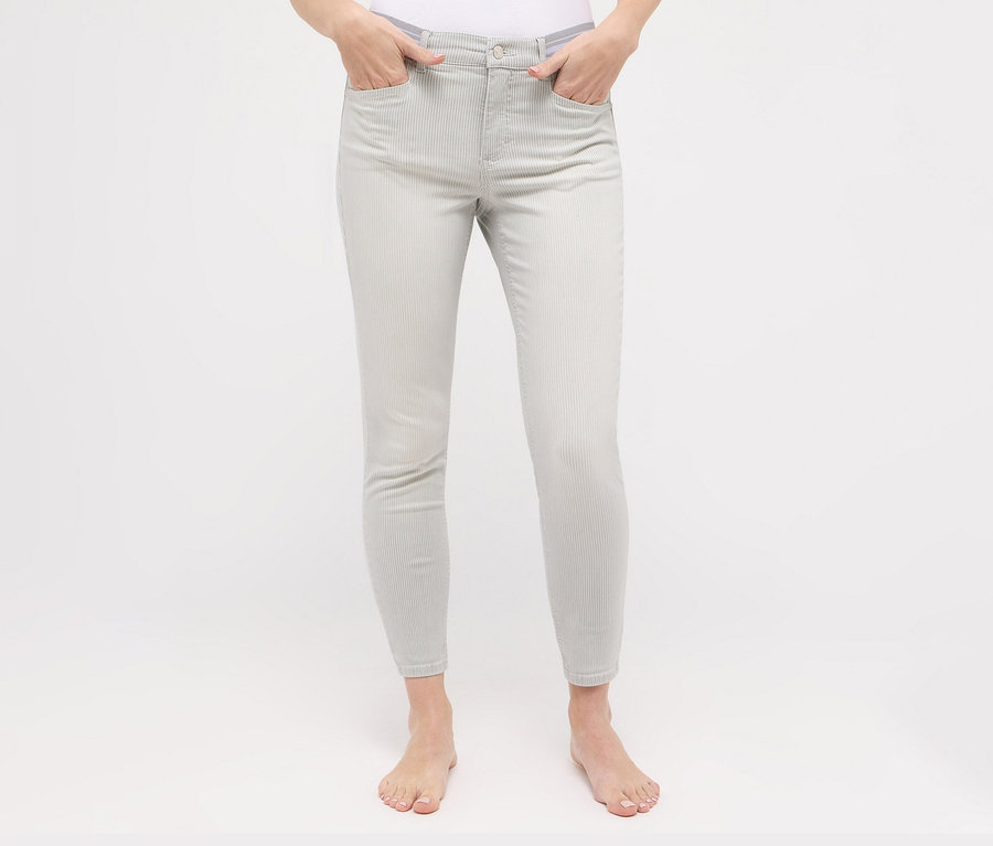 Egy nő szürke Angels »Ornella Sporty« Slim Fit 7/8-os farmert visel.