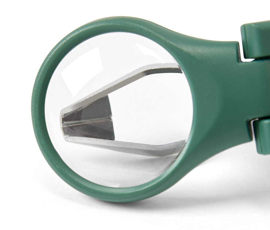 Egy zöld, LED-es kullancskiszedő csipesz közeli képe.