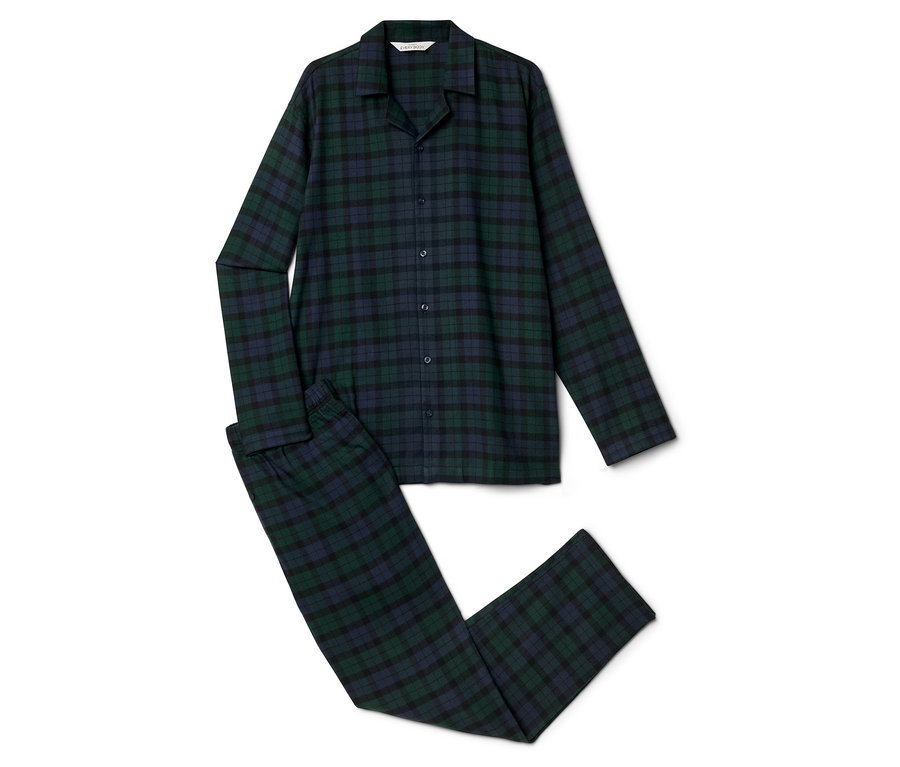 Egy zöld és sötétkék kockás mintázatú, hosszú ujjú férfi pizsama és nadrág fekszik egy fehér háttéren.