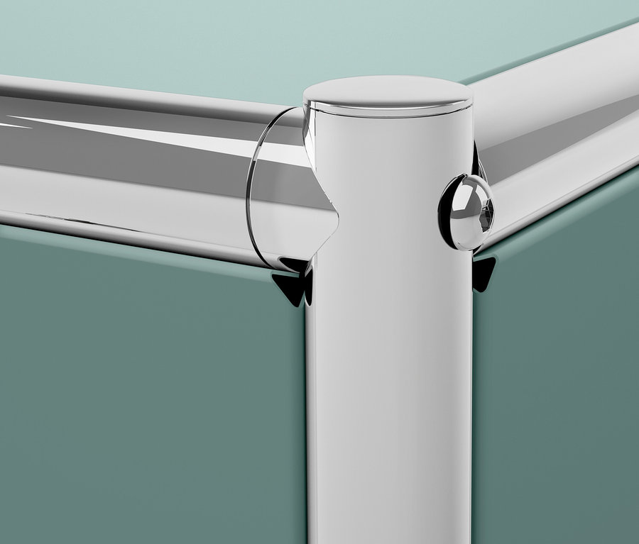 Egy krómozott keret sarka sarokcsatlakozóval és zöld panellel.