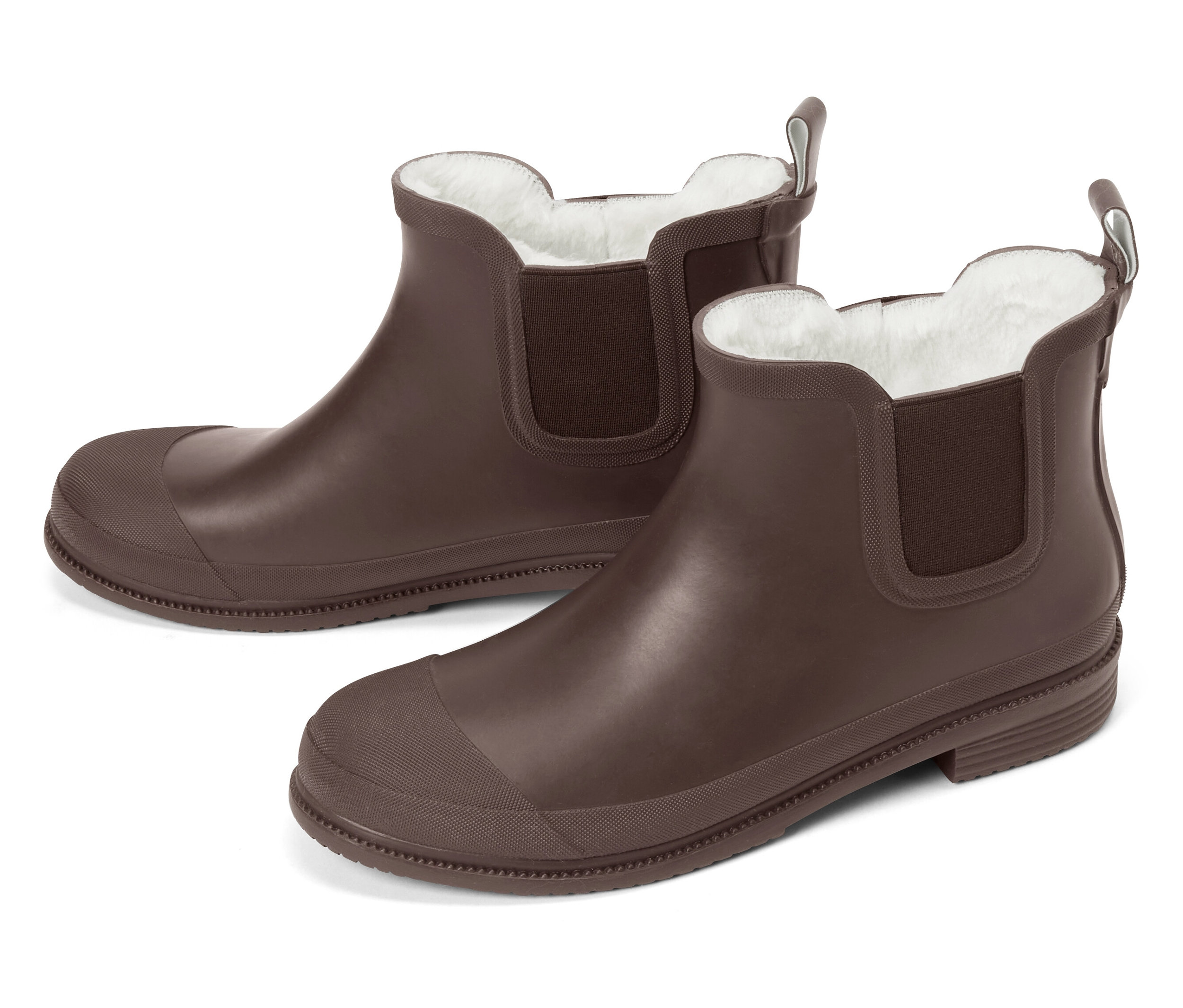 Két barna, bélelt gyermek Chelsea esőcsizma fehér háttér előtt.