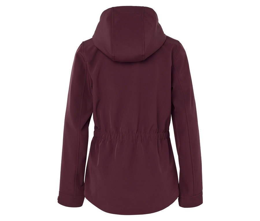 Hátulnézet egy bordó softshell kabátról kapucnival és húzózsinórral a derékrészen.