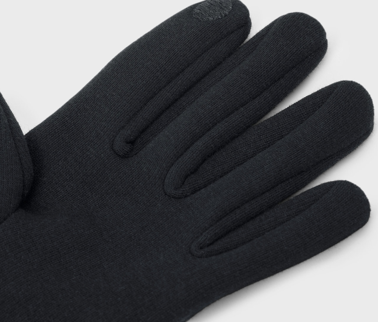 Egy fekete kesztyűs tenyér részlete.