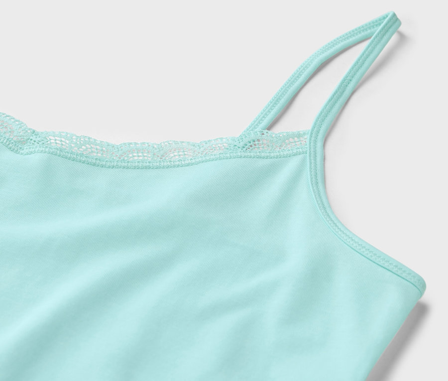 Egy világoskék 2 női trikó részlete csipkével a szegélyén.