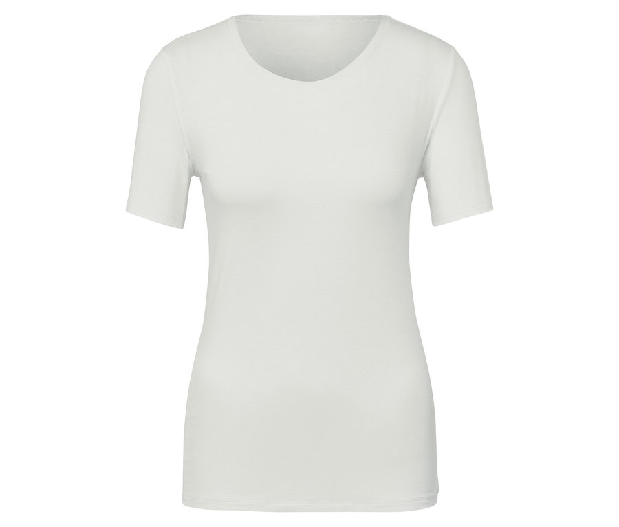 Fehér, rövid ujjú póló.