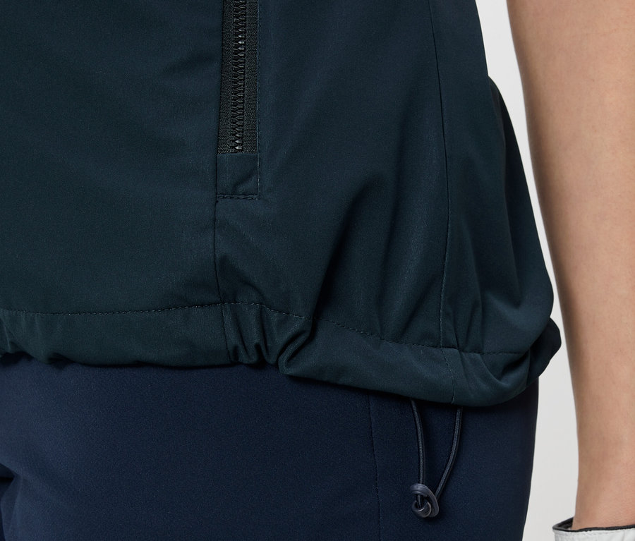 Egy női softshell mellény közelről.