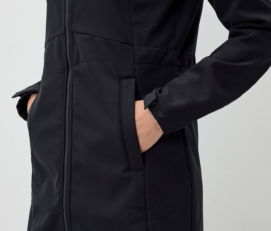 Egy kéz egy fekete kabát zsebében.