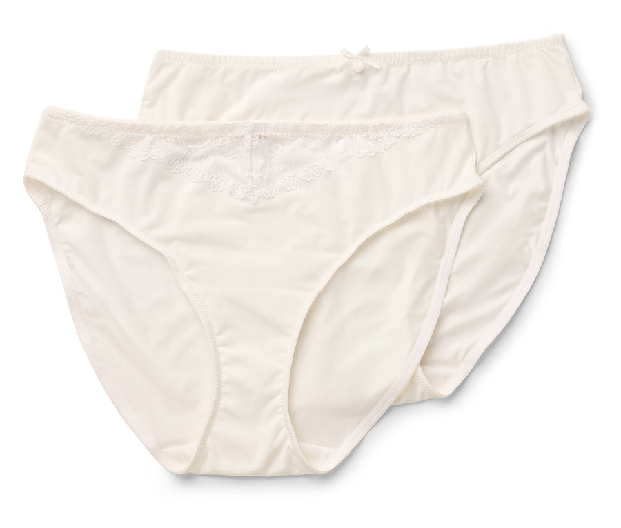 Két darab krémszínű, csipkés és masnis női alsó.