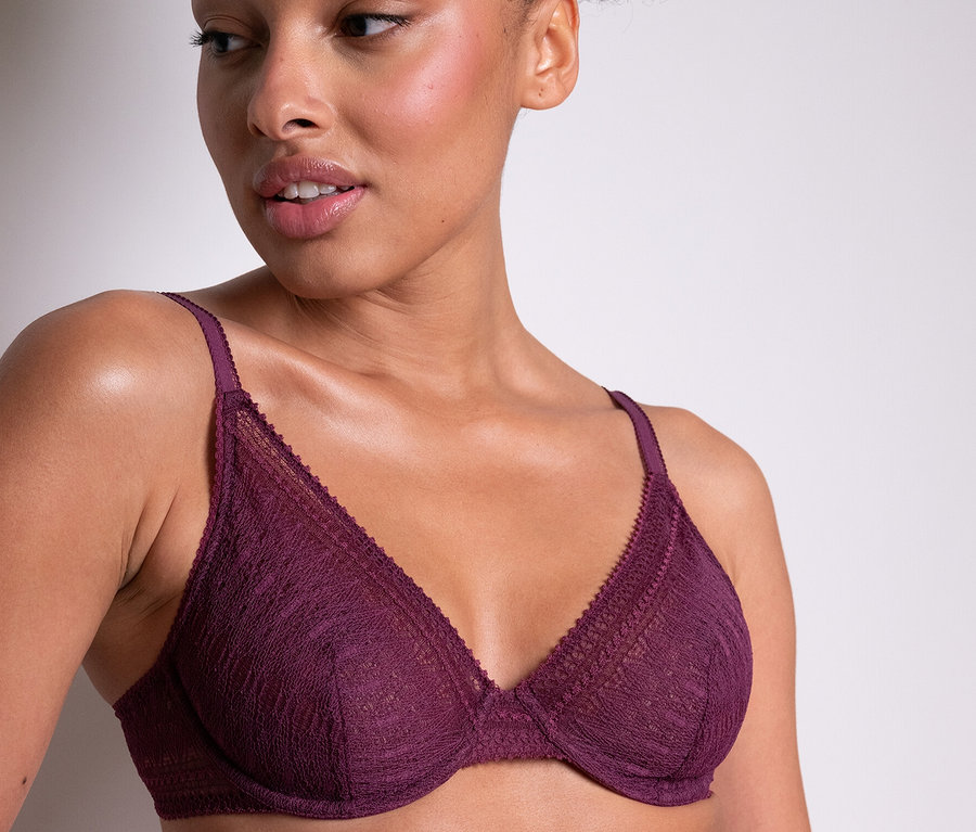 Nő visel Passionata merevítős melltartót »Leila« lila színben.