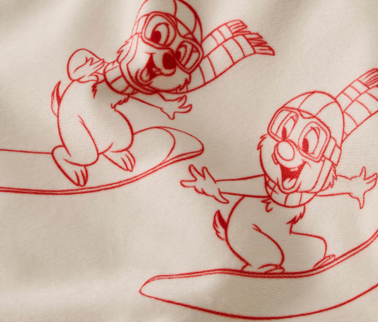 Két mókus rajzfilm illusztrációja snowboardon, sí szemüveggel és sállal.