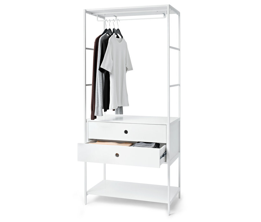Fehér szekrényváz nyitott fiókkal és vállfán lógó ruhákkal.