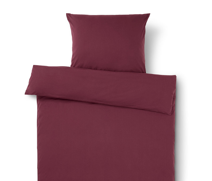 Bordó ágyneműgarnitúra, felül párnával.