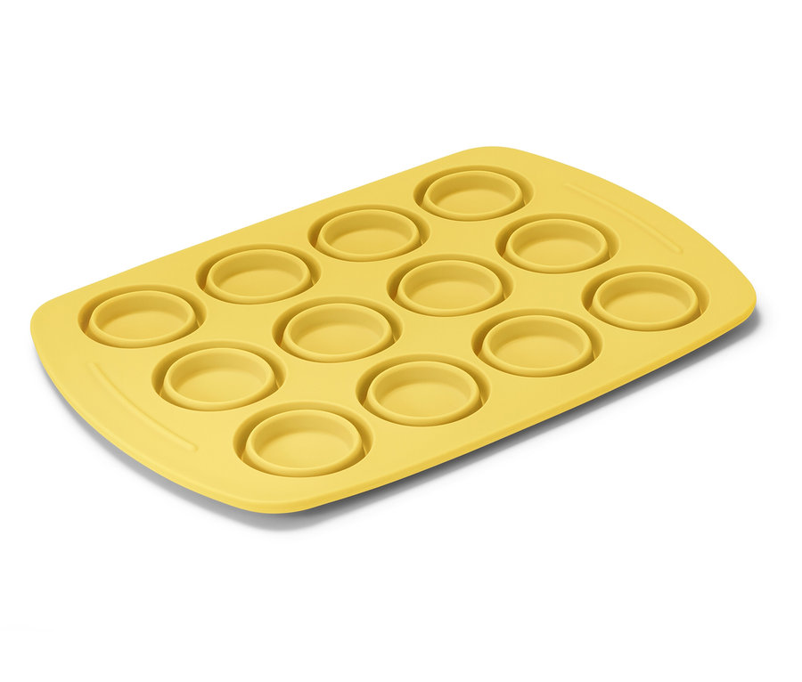 Sárga szilikon muffin forma tizenkét mélyedéssel.
