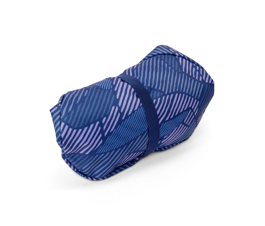 Egy kék-lila mintás, feltekert kerékpáros üléshuzat.