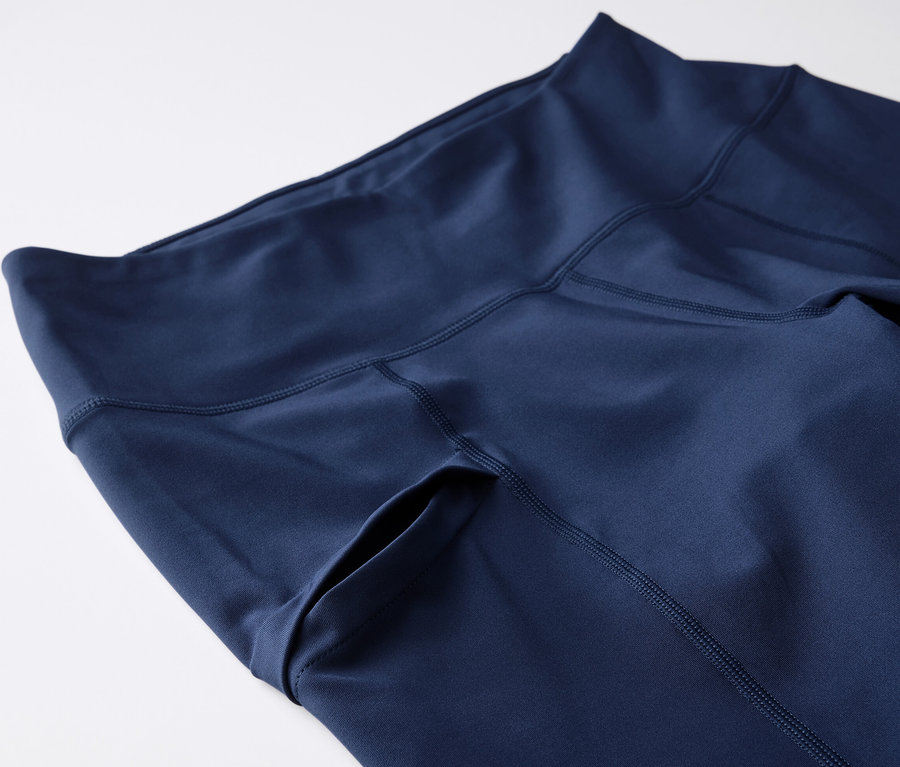 Egy sötétkék, 3/4-es túranadrág részletfotója, oldalzsebbel.