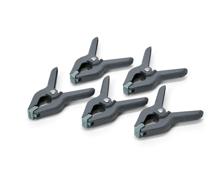 Öt szürke szorító fehér háttérrel.