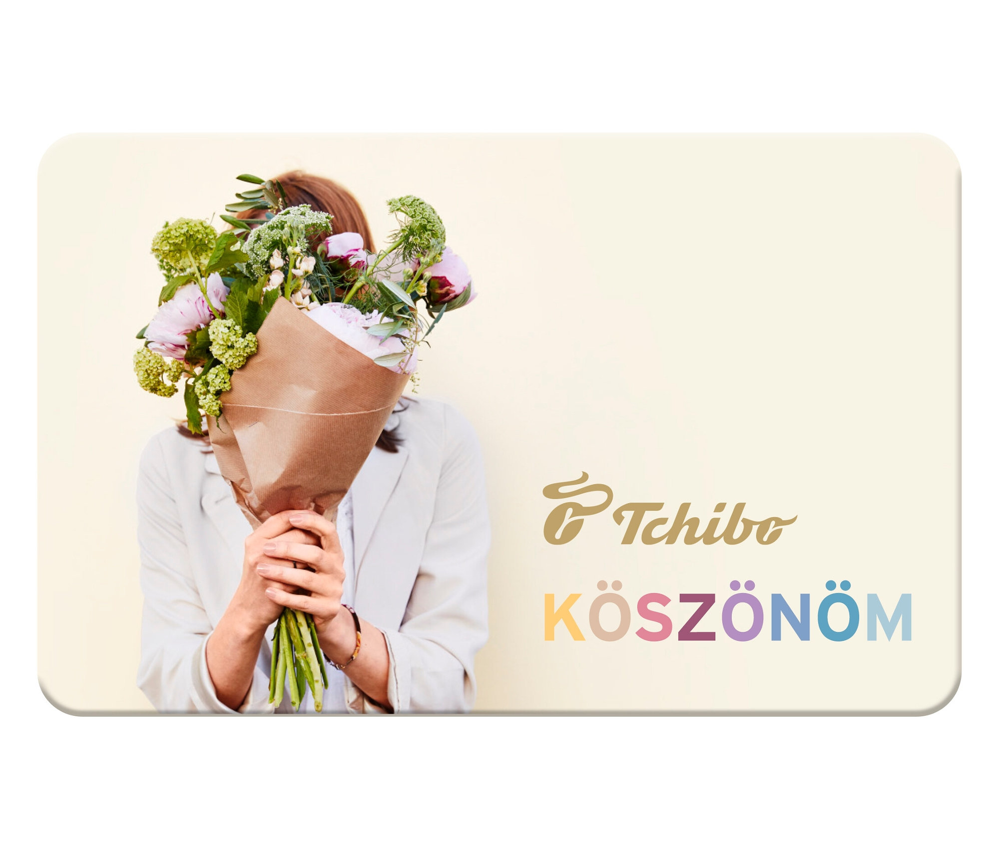 Egy nő virágcsokrot tart az arca előtt egy ajándékkártyán.