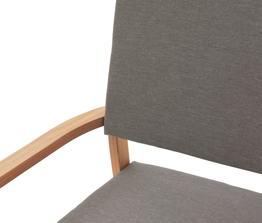 Egy szék közeli képe szürke szövetkárpitozással és világos fa vázzal.