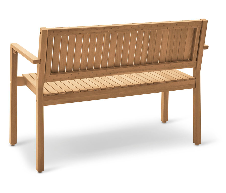 Egy fából készült kerti pad áll a szabadban.