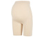 Közeli kép egy bézs színű, alakformáló kismama rövidnadrágról.