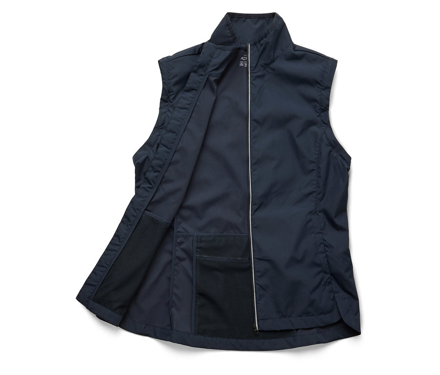 Nyitott, sötétkék mellény, végig cipzárral és több zsebbel.