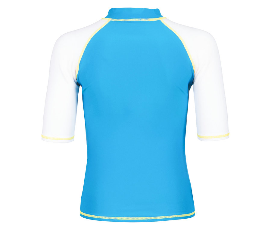 Világoskék Rashguard póló fehér ujjakkal és sárga varrással.