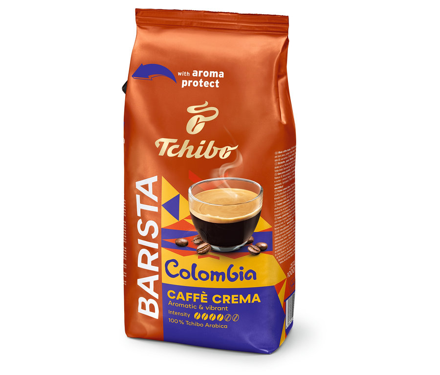 Álló, barna-kék BARISTA Origins Colombia – 1 kg szemes kávé zacskó egy csésze kávéval és kávébabokkal.