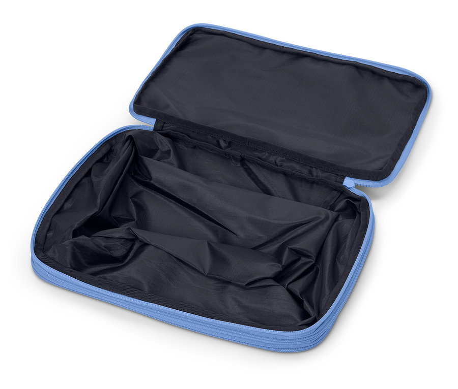 Nyitott, üres, világoskék kozmetikai táska fekete béléssel.