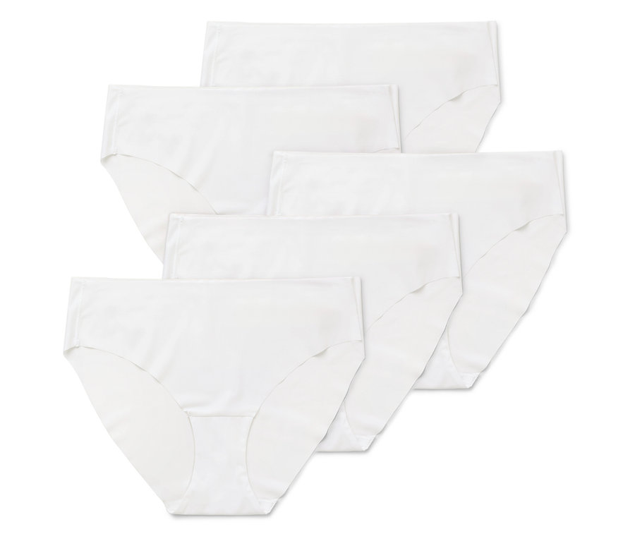 Egymásra halmozott több fehér női alsónadrág.